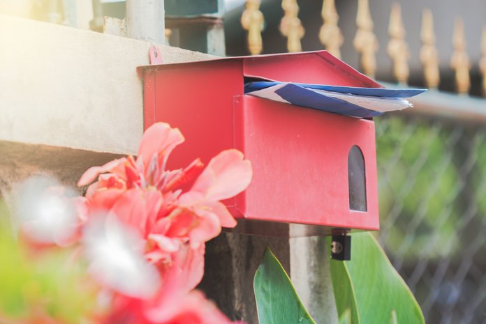 Briefkasten mit lokaler Werbung